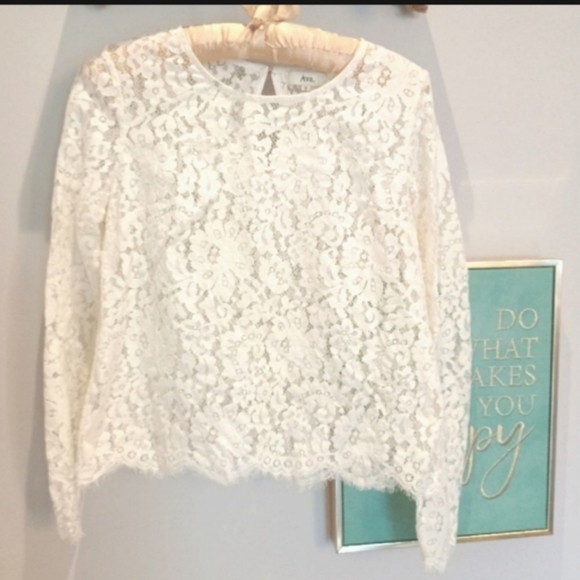 💰3/$30Lacey White long sleeve top - Picture 6 of 7